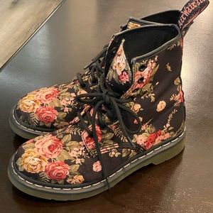DR. MARTENS black and floral boots!